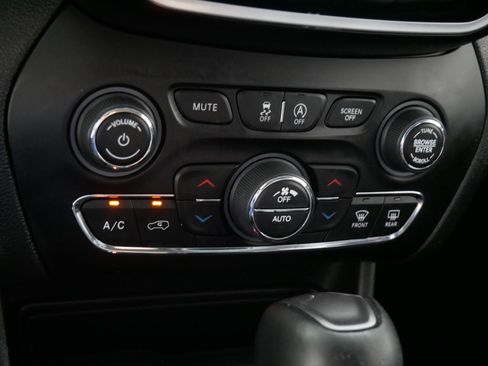 Used 2020 Jeep Cherokee Limited AWD/4WD image 23