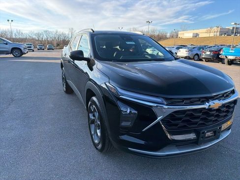 Used 2025 Chevrolet Trax LT w/ LT Convenience Package image 6