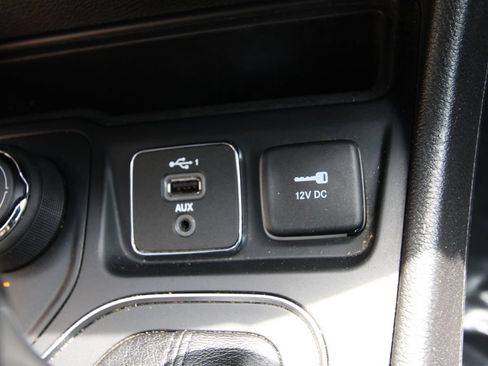 Used 2020 Jeep Cherokee Latitude w/ Cold Weather Group AWD/4WD image 27