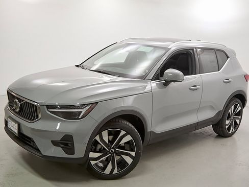 New 2025 Volvo XC40 B5 Plus w/ Climate Package image 3