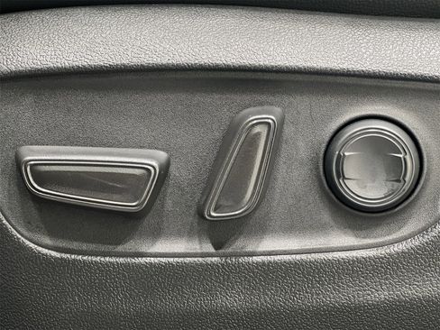 Used 2024 Toyota Highlander XLE image 12