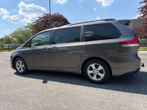 Used 2013 Toyota Sienna LE FWD image 12