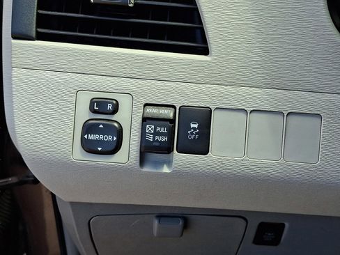 Used 2013 Toyota Sienna XLE FWD image 14