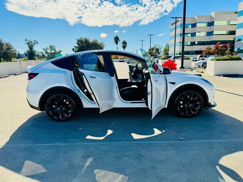 Used 2023 Tesla Model Y AWD image 27