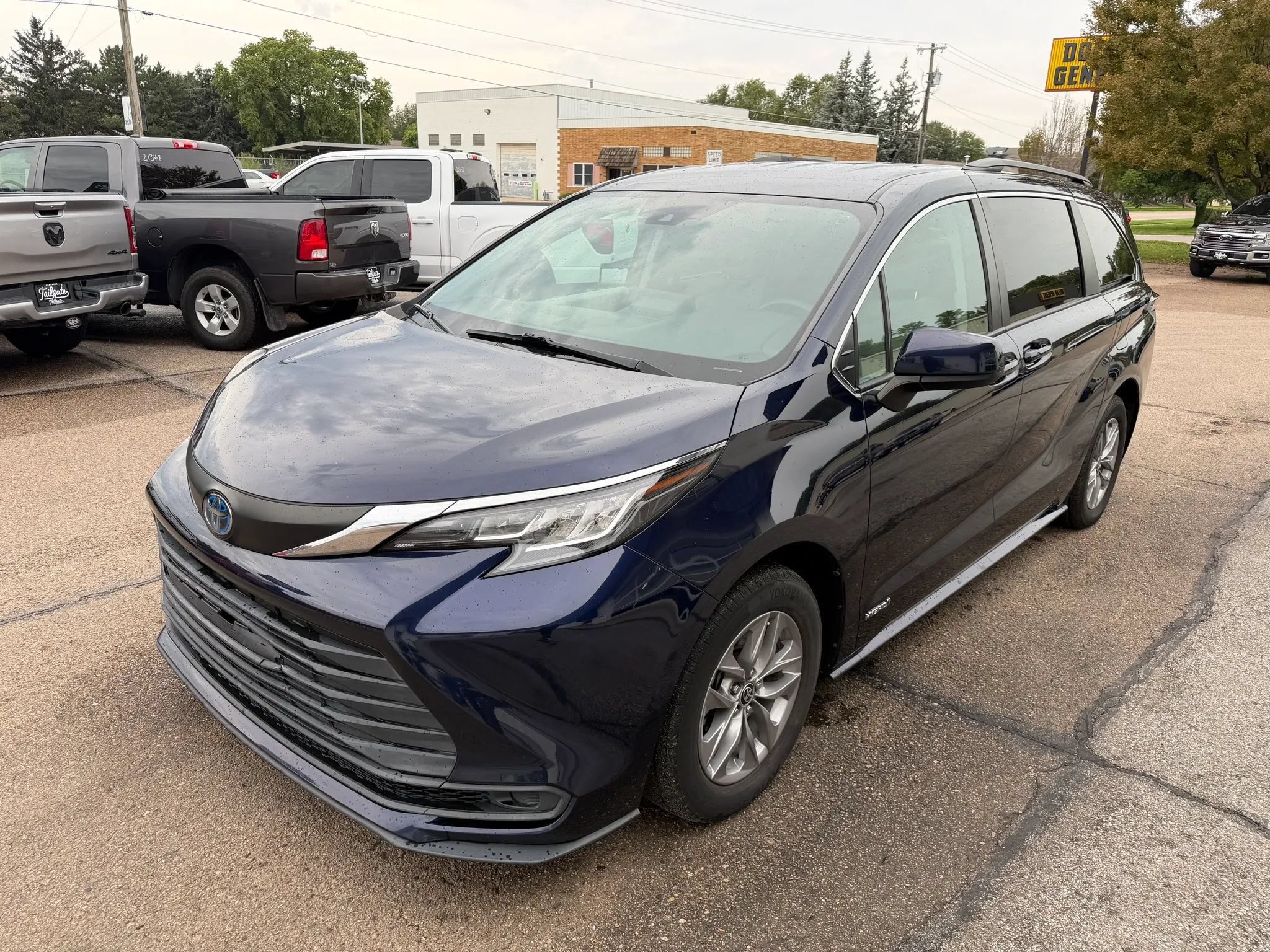 Used 2021 Toyota Sienna LE AWD/4WD image 3