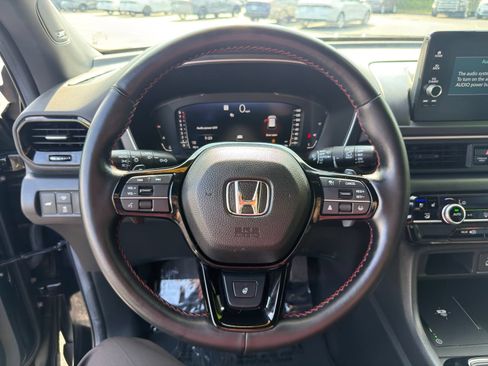 Used 2025 Honda Pilot Black Edition image 16