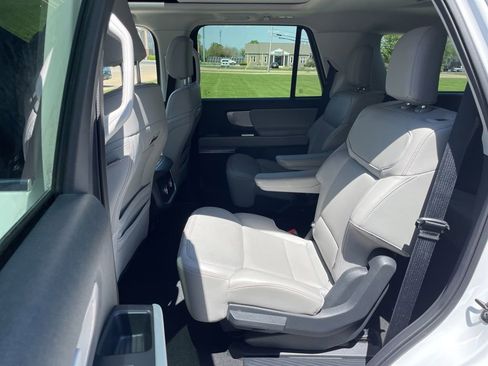 Used 2025 Ford Expedition Active AWD/4WD image 12