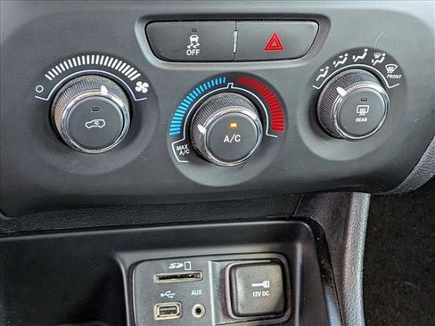 Used 2017 Jeep Cherokee Sport FWD image 13