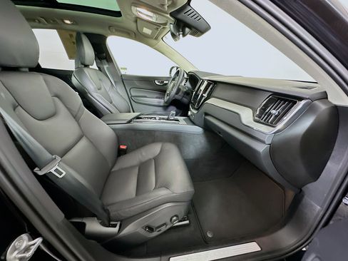 Used 2025 Volvo XC60 B5 Plus image 32