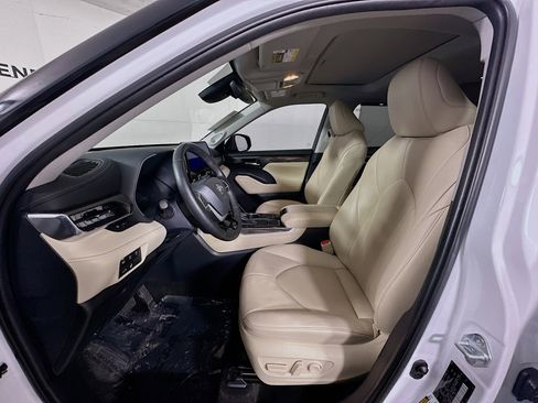 Used 2024 Toyota Highlander Limited image 12