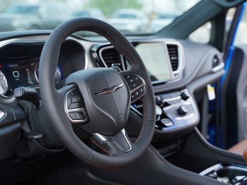New 2026 Chrysler Pacifica Pinnacle image 27