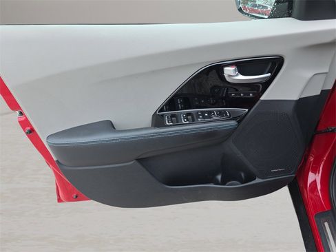 Used 2018 Kia Niro Touring image 17
