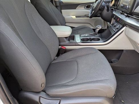Used 2022 Kia Carnival LX FWD image 20
