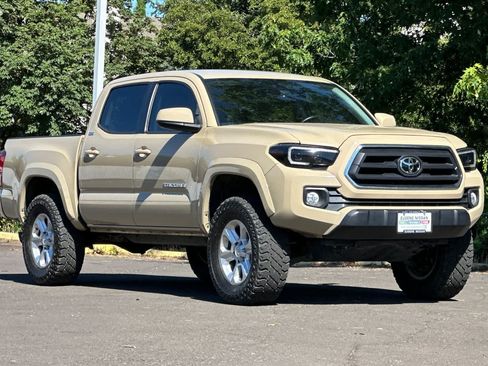 Used 2020 Toyota Tacoma SR5 AWD/4WD image 9