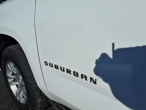 Used 2018 Chevrolet Suburban LT image 10