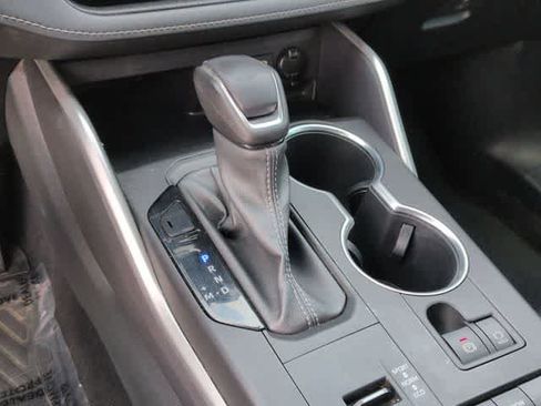 Used 2022 Toyota Highlander XLE FWD image 32