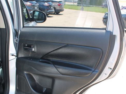 Used 2017 Mitsubishi Outlander SEL FWD image 21