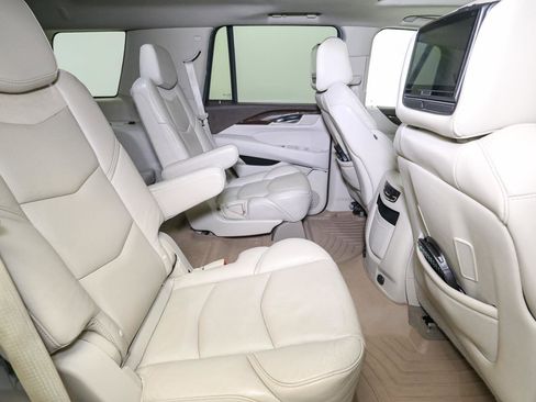 Used 2017 Cadillac Escalade Luxury image 25