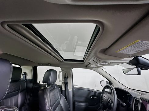 Used 2024 Nissan Frontier SL image 31