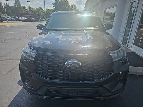 Used 2025 Ford Explorer ST-Line w/ ST-Line Street Pack image 3