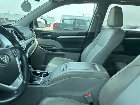 Used 2018 Toyota Highlander XLE image 19
