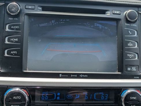 Used 2019 Toyota Highlander XLE FWD image 14