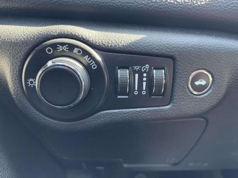 Used 2015 Chrysler 200 Limited image 29