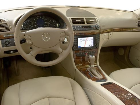 Used 2009 Mercedes-Benz E 350 4MATIC Sedan image 4