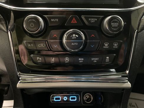 Used 2022 Jeep Grand Cherokee Laredo X image 10