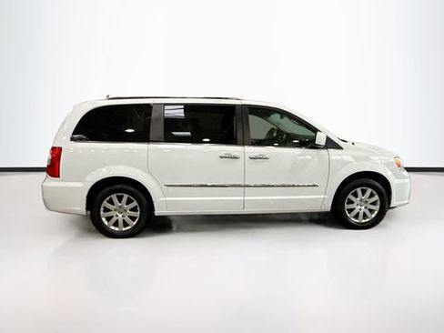 Used 2016 Chrysler Town & Country Touring w/ Driver Convenience Group image 5