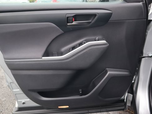 Used 2023 Toyota Highlander L image 17
