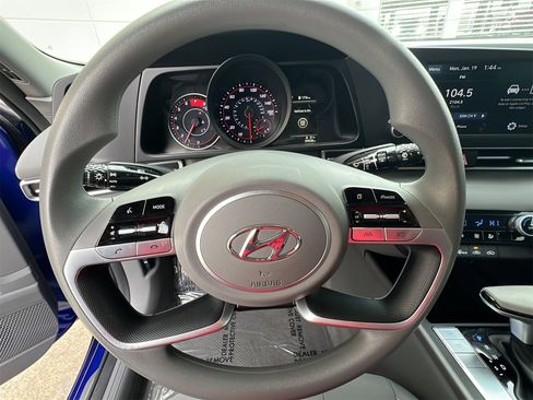 Used 2023 Hyundai Elantra SEL image 17