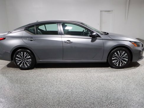 Used 2024 Nissan Altima 2.5 SV image 6