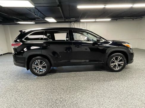 Used 2016 Toyota Highlander XLE AWD/4WD image 4