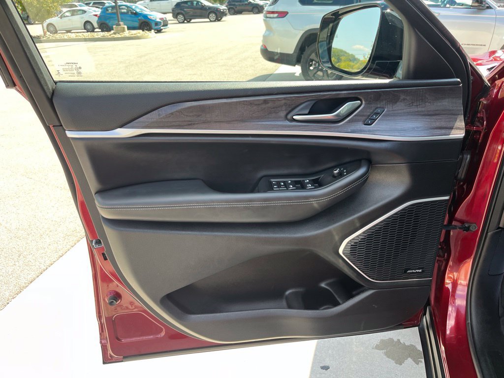 Used 2022 Jeep Grand Cherokee L Limited AWD/4WD image 5