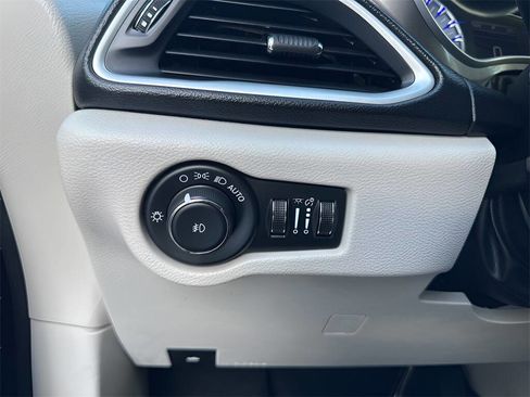 Used 2020 Chrysler Pacifica Touring-L image 16