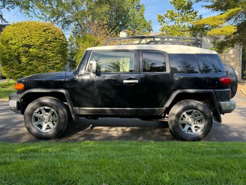 Used 2014 Toyota FJ Cruiser 4WD image 3