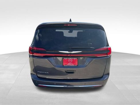 Used 2023 Chrysler Pacifica Touring-L FWD image 7