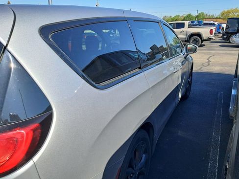Used 2019 Chrysler Pacifica Touring Plus w/ S Appearance Package FWD image 7