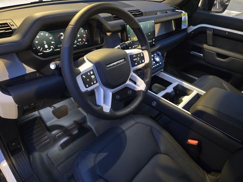 New 2025 Land Rover Defender 110 X-Dynamic SE image 36