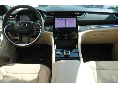 Used 2025 Jeep Grand Cherokee Limited w/ Luxury Tech Group II image 12