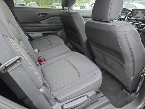 Used 2024 Nissan Pathfinder SV image 13