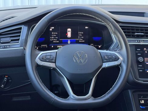 Used 2024 Volkswagen Tiguan SE w/ Panoramic Sunroof Package image 10