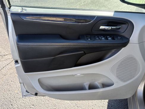 Used 2015 Chrysler Town & Country Touring-L w/ Driver Convenience Group image 3