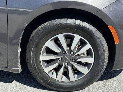 Used 2021 Chrysler Pacifica Touring-L FWD image 32