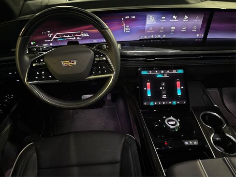 Used 2025 Cadillac Escalade Premium Luxury image 18