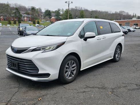 Used 2022 Toyota Sienna LE image 1