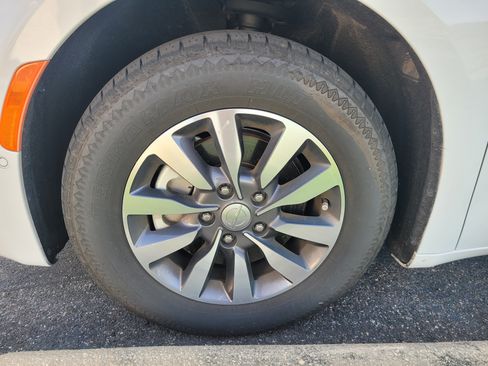 Used 2020 Chrysler Pacifica Touring-L Plus w/ Tire & Wheel Group FWD image 9