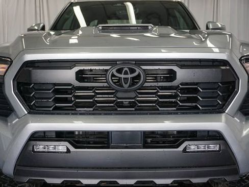 Used 2025 Toyota Tacoma Limited AWD/4WD image 3