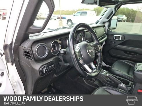 Used 2019 Jeep Wrangler Unlimited Sahara image 13